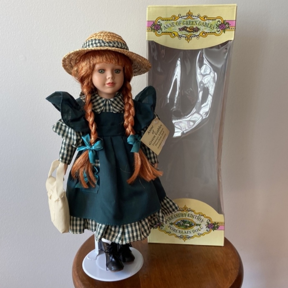 🌳 Anne of Green Gables Porcelain Doll with Stand and Box
